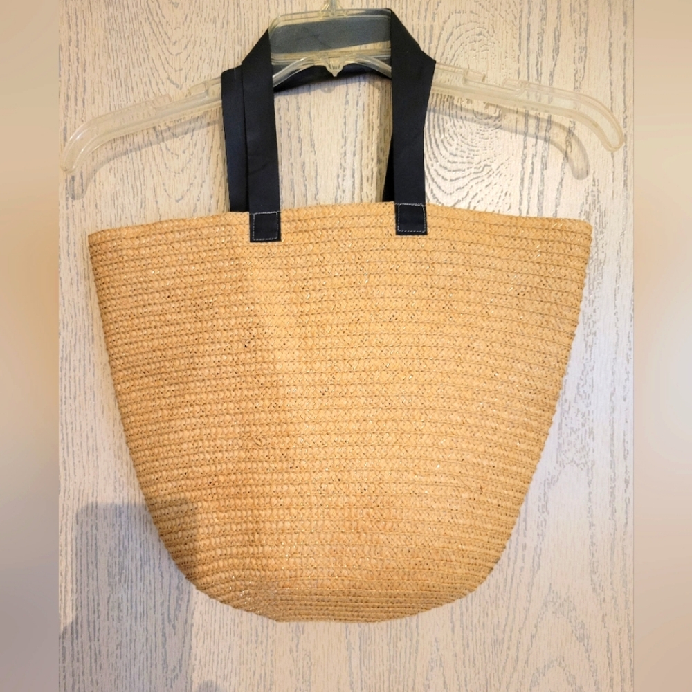 PREVIOUSLY LOVED WOVEN STRAW BAG. NATURAL COLOR BLACK STRAPS